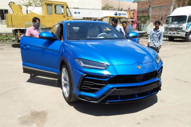 Đây được xem là chiếc siêu SUV Lamborghini Urus thứ 2 đến Campuchia, sau chiếc đầu tiên được một đại lý đưa về nước trước đó không lâu. Do chưa có đại lý siêu xe Lamborghini chính hãng, chính vì vậy nên những "chú bò tót" xuất hiện tại thị trường Campuchia đều do các công ty nhập khẩu tư nhân đưa về và Urus cũng không ngoại lệ.