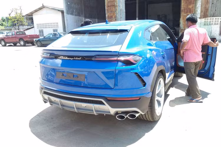 Động cơ kết hợp cùng hộp số tự động 8 cấp và hệ dẫn động 4 bánh, nhờ đó, Lamborghini Urus có thể tăng tốc từ vị trí xuất phát lên 100 km/h trong 3,6 giây trước khi đạt vận tốc tối đa 305 km/h. Hãng siêu xe Lamborghini trang bị đến 6 chế độ lái cho siêu SUV Urus và gọi là Anima.