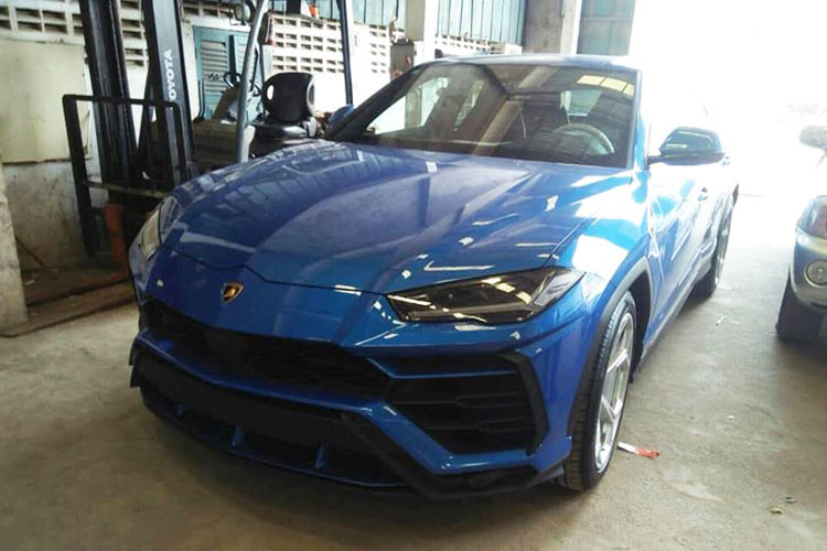 Nếu đúng lịch ra mắt, siêu SUV Lamborghini Urus sẽ được giới thiệu tại Việt Nam vào tháng 10/2018 này tại triển lãm ôtô Việt Nam 2018. Tuy nhiên, tại buổi họp báo công bố các hãng xe sẽ tham dự, đơn vị nắm quyền phân phối chính hãng thương hiệu siêu xe Lamborghini đã bất ngờ rút lui khiến không ít người hâm mộ tiếc nuối.