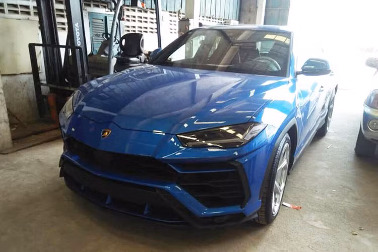 Nếu đúng lịch ra mắt, siêu SUV Lamborghini Urus sẽ được giới thiệu tại Việt Nam vào tháng 10/2018 này tại triển lãm ôtô Việt Nam 2018. Tuy nhiên, tại buổi họp báo công bố các hãng xe sẽ tham dự, đơn vị nắm quyền phân phối chính hãng thương hiệu siêu xe Lamborghini đã bất ngờ rút lui khiến không ít người hâm mộ tiếc nuối.