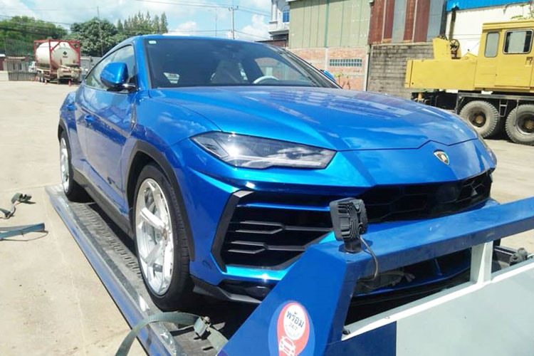 Cũng giống như phiên bản đầu tiên có mặt tại thị trường Campuchia, siêu SUV nhà Lamborghini sở hữu điểm nhấn ngoài màu sơn xanh bắt mắt còn có một số chi tiết sơn màu đen ở hốc gió trước, cản va sau hay phải kể đến bộ mâm 5 chấu đơn hình chữ Y hoàn thành với màu sơn bạc.