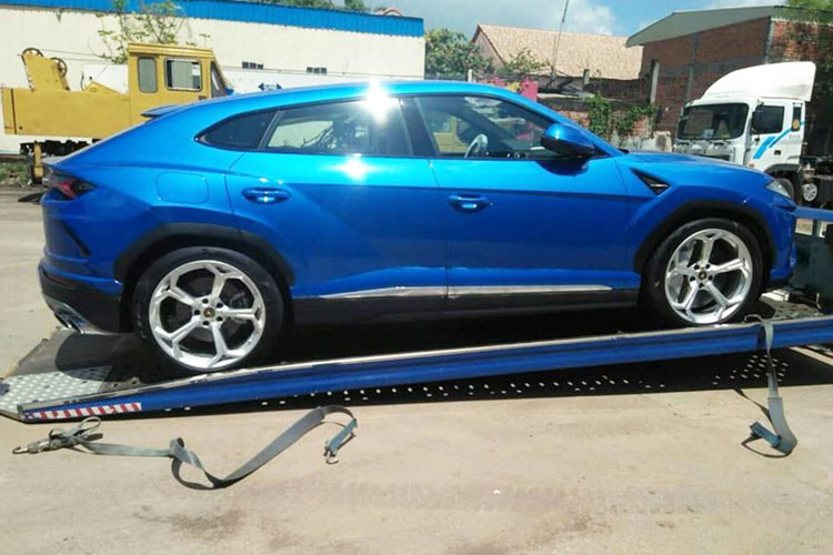 Siêu SUV Lamborghini Urus thứ hai cập bến Campuchia có ngoại thất sơn màu xanh dương, xe có thiết kế cứng cáp, mang dáng vẻ thể thao mạnh mẽ thừa hưởng khá nhiều từ hai mẫu siêu xe Huracan và Aventador. Ngoài ra, mẫu siêu SUV này cũng có đến tận 10 màu sơn tuỳ chọn khác nhau cho khách hàng lựa chọn.