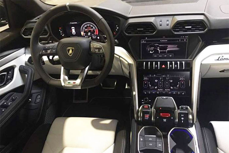 Hãng siêu xe Lamborghini trang bị đến 6 chế độ lái cho siêu SUV Urus và gọi là Anima. Ngoài 3 chế độ lái quen thuộc trên các siêu xe như Strada (đường phố), Sport (thể thao), Corsa (đường đua), siêu SUV Urus còn có thêm 3 chế độ lái khác là Sabbia (đường cát), Terra (việt dã) và Neve (tuyết).