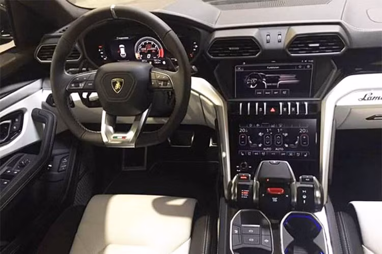 Hãng siêu xe Lamborghini trang bị đến 6 chế độ lái cho siêu SUV Urus và gọi là Anima. Ngoài 3 chế độ lái quen thuộc trên các siêu xe như Strada (đường phố), Sport (thể thao), Corsa (đường đua), siêu SUV Urus còn có thêm 3 chế độ lái khác là Sabbia (đường cát), Terra (việt dã) và Neve (tuyết).