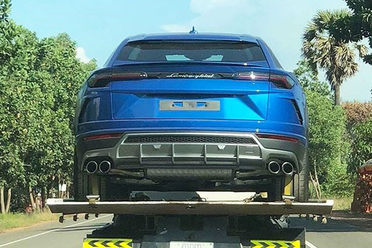 Tại thị trường Đông Nam Á, cụ thể là tại Malaysia mẫu xe này sở hữu mức giá lên đến 255.000 USD (khoảng hơn 5,8 tỷ đồng). Hiện chưa rõ mức giá bán của chiếc siêu SUV Lamborghini Urus đầu tiên cập bến Campuchia là bao nhiều, tuy nhiên theo giới thạo xe thì nó cũng không hề rẻ.