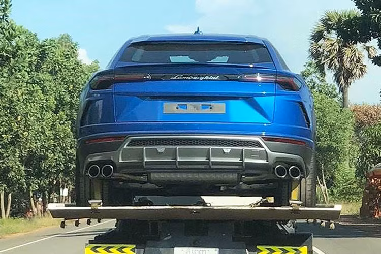 Tại thị trường Đông Nam Á, cụ thể là tại Malaysia mẫu xe này sở hữu mức giá lên đến 255.000 USD (khoảng hơn 5,8 tỷ đồng). Hiện chưa rõ mức giá bán của chiếc siêu SUV Lamborghini Urus đầu tiên cập bến Campuchia là bao nhiều, tuy nhiên theo giới thạo xe thì nó cũng không hề rẻ.