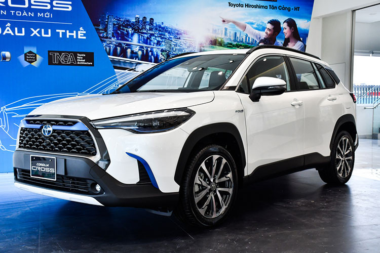 Kết thúc tháng 6, Toyota Corolla Cross với 985 xe bán ra, tăng 28% so với tháng trước. Việc thường xuyên lọt top 10 kể từ khi ra mắt đến nay là bằng chứng cho thấy Corlla Cross chính là quân cờ chí mạng mà Toyota nhắm vào các đối thủ khác. Doanh số tăng 220 xe so với tháng trước và vượt mặt Seltos là động thái cho thấy Toyota Corolla Cross chính là đối thủ cực kỳ đáng gờm.