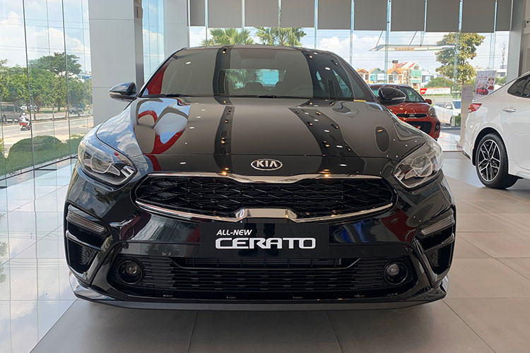Kia Cerato với những chính sách ưu đãi, giảm giá hấp dẫn tại thị trường ôtô Việt Nam đã thu hút được sự quan tâm lớn của người dùng. Bằng chứng là trong tháng 6, mẫu xe này đã tăng lên 5 bậc và đứng ở vị trí thứ 4 với doanh số 1.325 xe được bán ra, tăng 450 xe so với tháng trước. Xe giá bán từ 559 đến 675 triệu đồng.