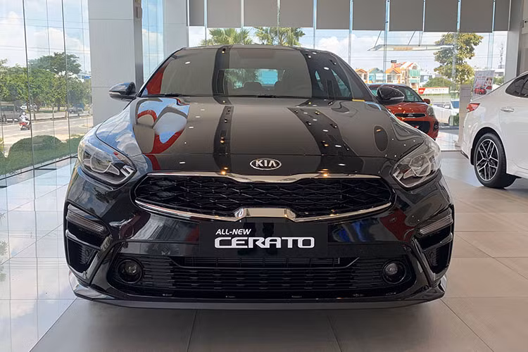 Kia Cerato với những chính sách ưu đãi, giảm giá hấp dẫn tại thị trường ôtô Việt Nam đã thu hút được sự quan tâm lớn của người dùng. Bằng chứng là trong tháng 6, mẫu xe này đã tăng lên 5 bậc và đứng ở vị trí thứ 4 với doanh số 1.325 xe được bán ra, tăng 450 xe so với tháng trước. Xe giá bán từ 559 đến 675 triệu đồng.