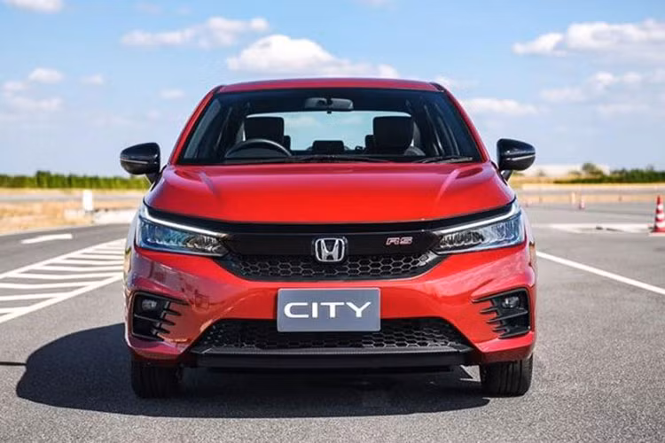 Honda City thế hệ mới xuất hiện vào đầu năm 2021 đã khiến mẫu xe này đạt được doanh số bán hàng khá ấn tượng trong những tháng đầu năm 2021. Tuy nhiên, trong tháng 4 và tháng 5, Honda City lại có xu hướng tụt dốc và không còn nằm trong Top 10. Tuy nhiên, bước sang tháng 6, doanh số Honda City đạt 802 xe, tăng 37% so với tháng trước.