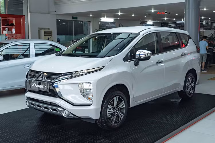 Kết thúc tháng 6/2021, Mitsubishi Xpander bán được 793 xe, giảm gần 700 xe so với tháng trước đó khiến thứ hạng của mẫu MPV này trong Top 10 xe bán chạy nhất tại Việt Nam tụt xuống vị trí thứ 9 trong bảng xếp hạng. Hiện Mitsubishi Xpander 2021 được phân phối với 3 phiên bản là AT nhập khẩu, AT lắp ráp và MT với giá từ 555 triệu đến 630 triệu đồng.