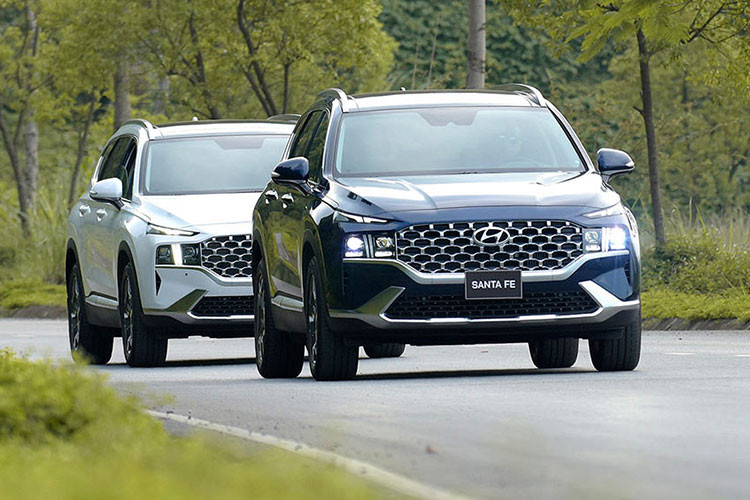 Sự xuất hiện của phiên bản nâng cấp với nhiều thay đổi từ kiểu dáng thiết kế, tính năng, công nghệ giúp Hyundai SantaFe 2021 tạo được sức hút. Bên cạnh đó, những chương trình ưu đãi, khuyến mại nhằm “dọn kho” bản cũ đã giúp doanh số của mẫu xe này khởi sắc, đạt 1.313 xe bán ra trong tháng 6/2021, tăng 25 xe so với tháng trước.