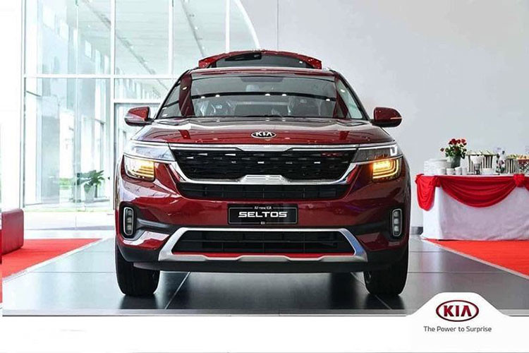 Với doanh số 971 xe bán ra trong tháng 6, doanh số Kia Seltos đã giảm hơn 100 xe so với tháng trước, ít hơn đối thủ Corolla Cross 14 xe. Đây là lần thứ 2 kể từ khi ra mắt Kia Seltos bị đối thủ Corolla Cross vượt mặt. Hiện, Kia Seltos cũng đang khan hàng khiến các đại lý không đủ xe giao cho khách, nhiều khách đặt hàng phải chờ từ 2-3 tháng mới nhận được xe.