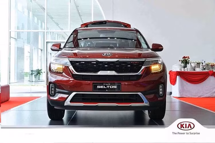 Với doanh số 971 xe bán ra trong tháng 6, doanh số Kia Seltos đã giảm hơn 100 xe so với tháng trước, ít hơn đối thủ Corolla Cross 14 xe. Đây là lần thứ 2 kể từ khi ra mắt Kia Seltos bị đối thủ Corolla Cross vượt mặt. Hiện, Kia Seltos cũng đang khan hàng khiến các đại lý không đủ xe giao cho khách, nhiều khách đặt hàng phải chờ từ 2-3 tháng mới nhận được xe.