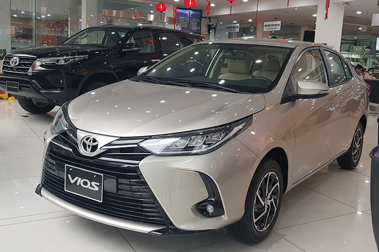 Trong khi đó, Toyota Vios đã có sự trở lại mạnh mẽ trong tháng 6, với doanh số 2.014 xe bán ra. Tuy nhiên kết quả này vẫn không thể giúp Vios lấy lại được vị trí ngôi đầu từ tay Fadil. Trong tháng 6/2021, hãng xe Nhật Bản tung ra nhiều chương trình ưu đãi hấp dẫn đối với tất cả các mẫu xe, trong đó có Vios thông qua hình thức giảm tiền mặt nhằm hỗ trợ lệ phí trước bạ.