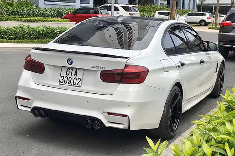 Bên cạnh việc thay thế bodykit M3 Performance, chủ xe thường phải độ thêm bộ mâm đúc thể thao và mâm lốp cỡ lớn để hoàn thiện ngoại hình, do đó chi phí toàn bộ khi độ một chiếc BMW 3-Series có thể lên đến hàng trăm triệu đồng, tùy vào nguồn gốc xuất xứ của các món đồ độ thêm.