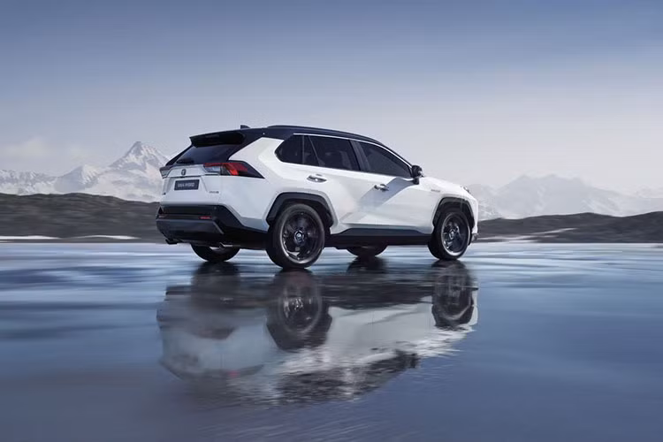Thực chất, Toyota Rav4 Hybrid mới chính là phiên bản thương mại của mẫu concept FT-AC ra mắt tại triển lãm Los Angeles cuối năm ngoái khi bê toàn bộ thiết kế góc cạnh, cơ bắp của mẫu concept này.