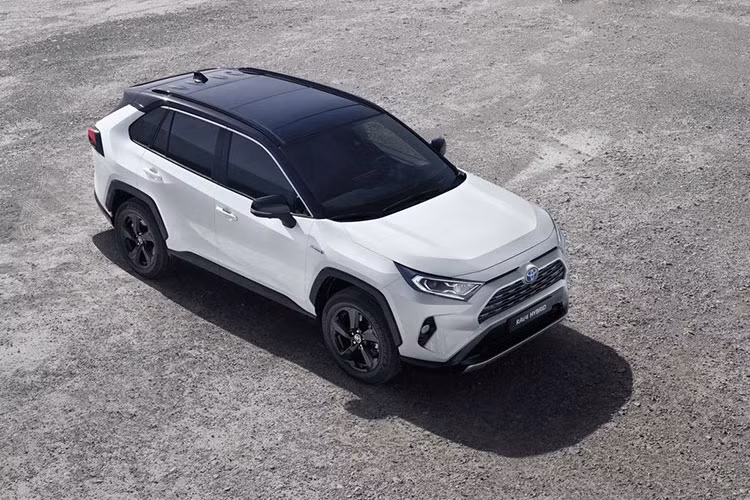 Toyota Rav4 Hybrid hoàn toàn mới sẽ được trang bị động cơ 2.5L Dynamic Force đi kèm với 2 động cơ điện, cho tổng công suất đạt được là 219 mã lực, mạnh hơn so với con số 194 mã lực ở thế hệ cũ. Kết hợp với cụm động cơ này là hộp số vô cấp CVT và hệ truyền động 4 bánh.