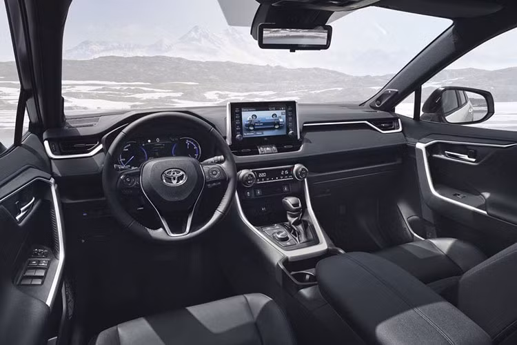 Toyota RAV4 Hybrid 2019 cũng sẽ được trang bị sẵn 8 túi khí trong khoang lái cùng gói các công nghệ an toàn Toyota Safety Sense. Gói an toàn này gồm các hệ thống như nhận biết người đi bộ, chuẩn bị trước va chạm, Cruise Control nhờ cảm biến radar, cảnh báo rời làn, trợ lái, đèn pha tự động, đọc biển báo và hỗ trợ bám làn.