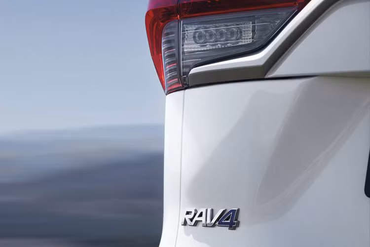 Ở phía trước, RAV4 thế hệ mới có thiết kế lưới tản nhiệt gợi nhớ về các dòng SUV Toyota truyền thống. Các bản Limited và XSE sẽ sở hữu thiết kế sang trọng hơn với lưới tản nhiệt và nhiều chi tiết mạ chrome.