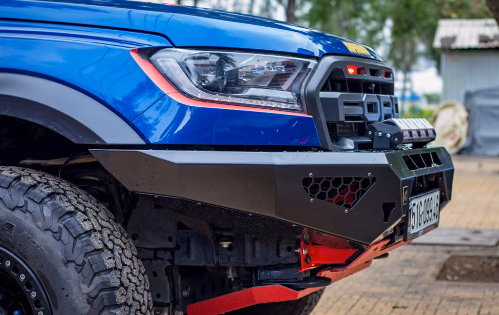 Xe cũng được độ dàn âm thanh hi-end cao cấp với loa phân tần 3 way Focal (Pháp), bộ xử lý tín hiệu âm thanh DSP Zapco (Pháp) và dàn sub Hertz từ Italy. Tổng chi phí cho gói độ "hàng hiệu" trên chiếc Raptor này khoảng trên 250 triệu đồng.