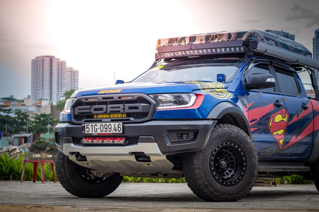 Xe Ford Raptor độ theo phong cách Adventure (du lịch dã ngoại) với điểm nhấn là bộ lều iKamper trên nóc xe được nhập khẩu từ Mỹ giá 3.300 USD (khoảng hơn 70 triệu đồng). Đây là bộ lều được chế tạo từ vật liệu cao cấp và có khả năng đóng/mở chỉ trong 60 giây.