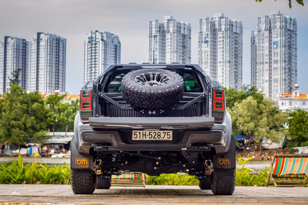 Ngoài ra, chủ xe còn thay thế toàn bộ 5 mâm nguyên bản bằng mâm Fuel Vapor đến từ Mỹ với màu đồng nổi bật khiến ai cũng ngoái nhìn.