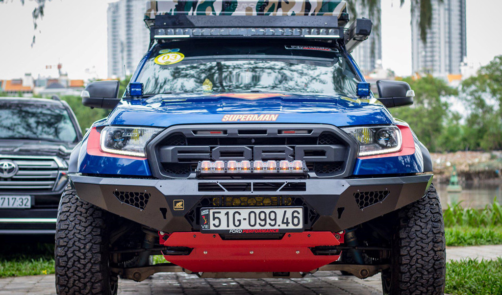 Cản trước của chiếc xe Ford Raptor độ khủng này được thay bằng cản thương hiệu Offroad Animal từ Australia. Dàn đèn chính được trang bị bi laser Kenzo, các mẫu đèn offroad khác như LED bar nóc STEDI 50" ST2K, đèn Rigid Chase, đèn Evo đổi màu gắn ở cản trước.