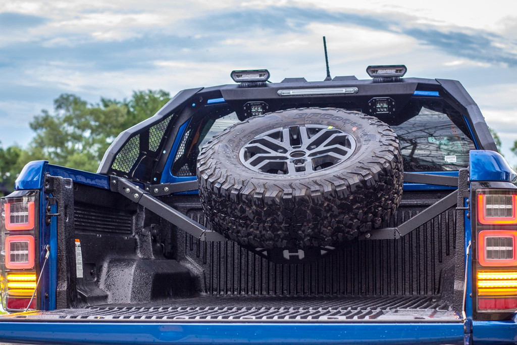 Bộ mâm nguyên bản được thay thế bằng mâm Fuel Zephyr Beadlock màu đen. Đặc điểm của bộ mâm này là có thiết kế thêm một vòng beadlock riêng biệt giúp các tay lái có thể lái xe trong điều kiện áp suất lốp cực kỳ thấp và duy trì độ bám tối đa kể cả trong cát lỏng. Đây là dòng mâm thường được trang bị trên những phiên bản offroad hạng nặng.