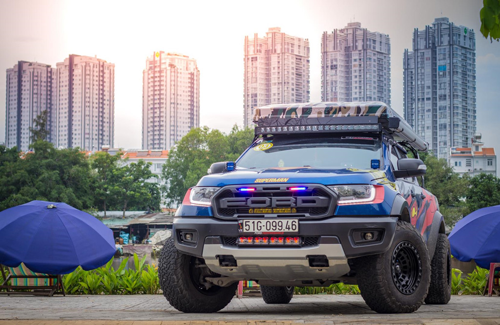 Chiếc xe bán tải Ford Raptor này được trang trí bộ tem phong cách Superman với hai màu xanh và đỏ đặc trưng. Đây là món quà mà người chủ xe gửi tặng cho con trai yêu quý của mình là một fan cuồng Superman.