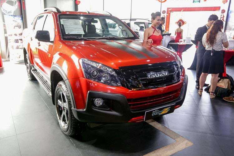 Isuzu D-Max được trang bị hai tùy chọn động cơ Diesel 3.0L và 2.5L, cho công suất tối đa lần lượt là 163 và 136 mã lực, cùng mô-men xoắn cực đại 380 và 320 Nm. Kết hợp với các tùy chọn động cơ này là hộp số sàn hoặc tự động 5 cấp. Xe có tổng cộng 5 phiên bản tại Việt Nam với mức giá bán ra từ 660 đến 790 triệu đồng. 