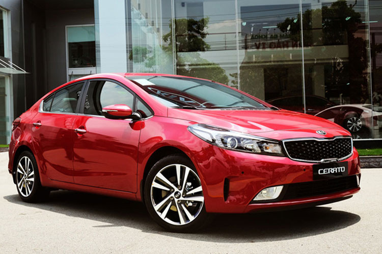 Kia Optima 2018 được trang bị 2 tùy chọn động cơ: 2.0L với công suất 152 mã lực và 2.4L với công xuất 176 mã lực. Đi cùng với đó, KIA cũng trang bị hộp số tự động 6 cấp cho tất cả các phiên bản. Tổng cộng, mẫu xe này có 3 phiên bản: 2.0 AT (giá 789 triệu đồng), 2.0 ATH (giá 879 triệu đồng) và 2.4 AT - GT Line (giá 949 triệu đồng). 