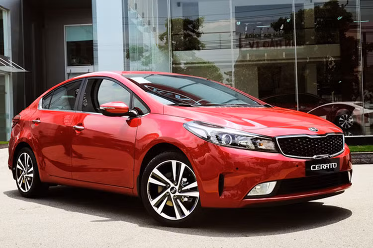 Kia Optima 2018 được trang bị 2 tùy chọn động cơ: 2.0L với công suất 152 mã lực và 2.4L với công xuất 176 mã lực. Đi cùng với đó, KIA cũng trang bị hộp số tự động 6 cấp cho tất cả các phiên bản. Tổng cộng, mẫu xe này có 3 phiên bản: 2.0 AT (giá 789 triệu đồng), 2.0 ATH (giá 879 triệu đồng) và 2.4 AT - GT Line (giá 949 triệu đồng). 