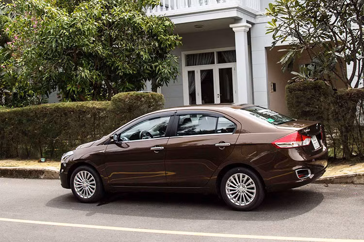 Về mặt kỹ thuật, Suzuki Ciaz sử dụng động cơ xăng 1.4L, sản sinh công suất tối đa 91 mã lực cùng mô-men xoắn cực đai 130 Nm, đi kèm với đó là hộp số tự động 4 cấp. Mức giá niêm yết cho mẫu Suzuki Ciaz hiện tại là 499 triệu đồng - được đánh giá là rẻ nhất phân khúc hiện nay. 