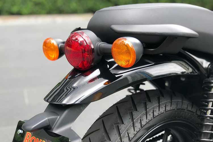 Về mặt tính năng tiện ích, mẫu roadster 350cc mới của Royal Enfield sở hữu bảng đồng hồ analog kết hợp màn hình LCD hiển thị đầy đủ thông tin. Ngoài ra, bên dưới bảng đồng hồ còn tích hợp sẵn cổng sạc USB và màn hình dẫn đường Tripper.