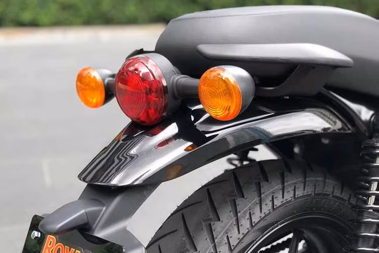 Về mặt tính năng tiện ích, mẫu roadster 350cc mới của Royal Enfield sở hữu bảng đồng hồ analog kết hợp màn hình LCD hiển thị đầy đủ thông tin. Ngoài ra, bên dưới bảng đồng hồ còn tích hợp sẵn cổng sạc USB và màn hình dẫn đường Tripper.