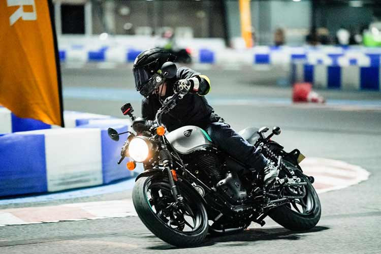 Tại Thái Lan, mẫu xe Royal Enfield Hunter 350 cũng giống như thế hệ cũ, xe có hai phiên bản gồm Hunter 350 Dapper có giá đề xuất 129.900 Baht (khoảng 84,47 triệu đồng) và Hunter 350 Rebel Rebel có giá đề xuất 132.900 Baht (84,43 triệu đồng).