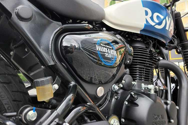 Các trang bị tiêu chuẩn trên xe gồm hệ thống treo với cặp phuộc trước ống lồng 41mm, hành trình 130mm, còn phía sau là giảm xóc đôi có thể điều chỉnh tải trước và hành trình 102mm. Hệ thống phanh gồm heo trước 2 piston đi kèm đĩa 300mm và heo sau 1 piston đi kèm đĩa 270mm, kết hợp ABS 2 kênh tiêu chuẩn.