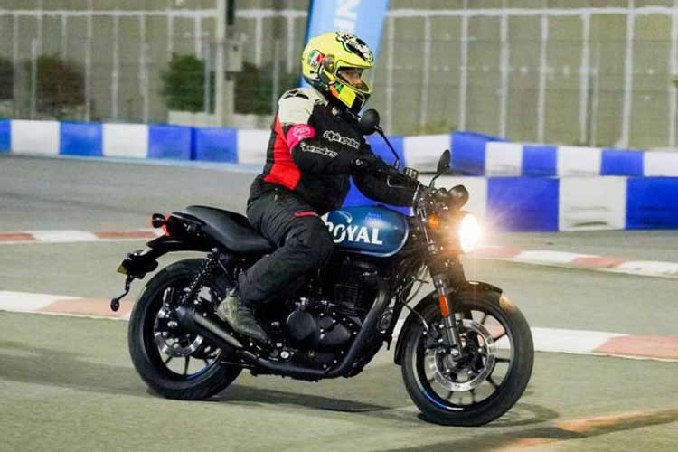 Royal Enfield Hunter 350 được trang bị động cơ 4 thì, xi-lanh đơn, dung tích 349cc. Làm mát bằng không khí, kết hợp với hộp số 5 cấp. Động cơ sản sinh công suất tối đa 20.2 mã lực tại 6.100 vòng/phút và mô-men xoắn cực đại 27 Nm tại 4.000 vòng/phút. Bình xăng 13 lít.