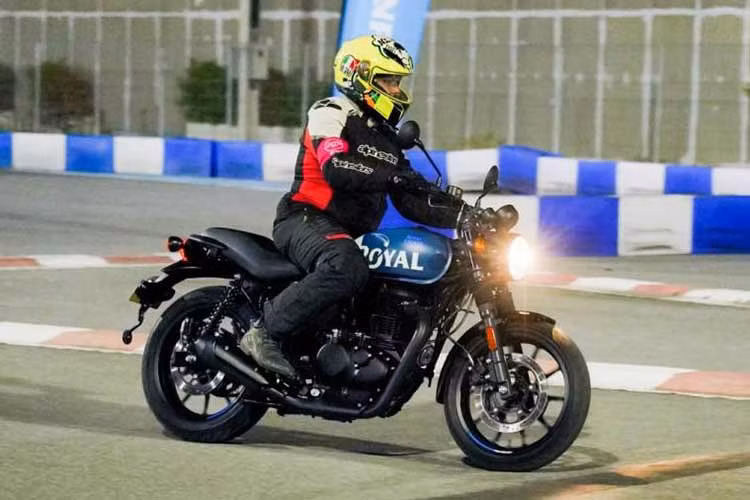 Royal Enfield Hunter 350 được trang bị động cơ 4 thì, xi-lanh đơn, dung tích 349cc. Làm mát bằng không khí, kết hợp với hộp số 5 cấp. Động cơ sản sinh công suất tối đa 20.2 mã lực tại 6.100 vòng/phút và mô-men xoắn cực đại 27 Nm tại 4.000 vòng/phút. Bình xăng 13 lít.