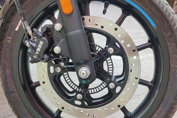 Royal Enfield Hunter 350 có chiều dài cơ sở 1.370mm, ngắn hơn so với hai “người anh em” Classic 350 và Meteor 350. Chiều cao yên của xe là 800mm và trọng lượng 181kg nhẹ nhất trong dải sản phẩm của Royal Enfield, nhờ đó Hunter 350 phù hợp với nhiều khách hàng.