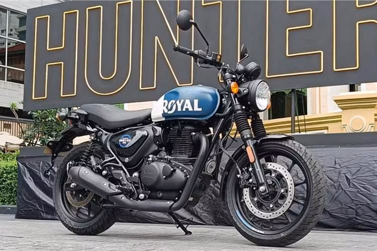  Royal Enfield Hunter 350 2023 mới là bản nâng cấp của mẫu xe này và sắp được bán tại Việt Nam. Đây là một chiếc roadster hiện đại tập trung vào tính linh hoạt, dễ tiếp cận và dễ vận hành. Hunter 350 được phát triển dựa trên nền tảng J-Platform đang sử dụng trên hai “người anh em” Meteor 350 và Classic 350. 