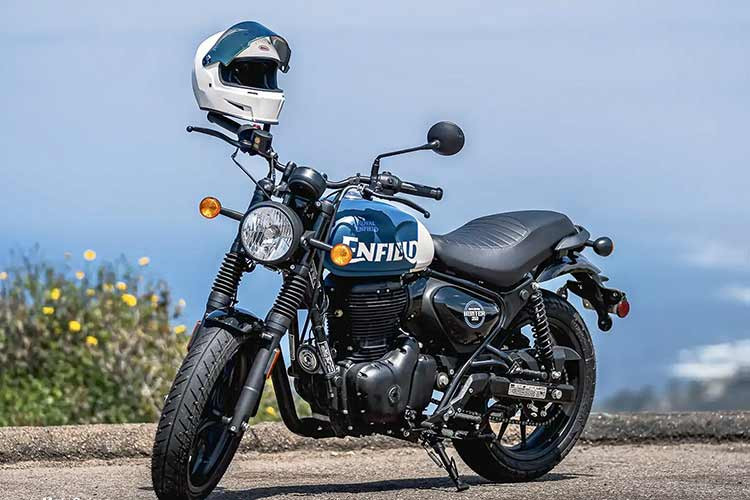 Tại Việt Nam, phân khúc môtô Classic 350 phân khối gần như là sân chơi riêng của Royal Enfield. Những mẫu như Kawasaki W175 hay Yamaha XS155R đều có động cơ dưới 200cc, trong Triumph, Ducati, Yamaha đều từ 700cc. Mức giá xe Royal Enfield Hunter 350 tại Việt Nam chưa được công bố, dự đoán xe sẽ bán ra cuối năm nay. 