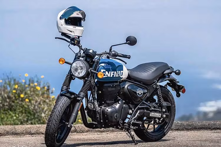 Tại Việt Nam, phân khúc môtô Classic 350 phân khối gần như là sân chơi riêng của Royal Enfield. Những mẫu như Kawasaki W175 hay Yamaha XS155R đều có động cơ dưới 200cc, trong Triumph, Ducati, Yamaha đều từ 700cc. Mức giá xe Royal Enfield Hunter 350 tại Việt Nam chưa được công bố, dự đoán xe sẽ bán ra cuối năm nay. 