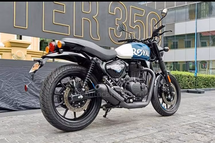 Xe sở hữu thiết kế hiện đại nhưng vẫn mang phong cách hoài cổ với yếu tố chủ đạo là những đường nét tạo hình tối giản Cụm đèn pha tròn phía trước vẫn sử dụng bóng halogen thay vì đèn LED hay đèn định vị LED. Theo Royal Enfield chia sẻ, bóng halogen sẽ phù hợp hơn với điều kiện sương mù và duy trì nét cổ điển truyền thống.