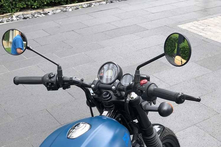 Về tổng thể, Hunter 350 có nhiều nét gợi nhớ về Triumph Street Twin. Và vị trí của chiếc xe trong loạt sản phẩm sử dụng nền tảng J-Platform cũng khá tương đồng với cách Triumph đặt Street Twin ở phân khúc 900cc.