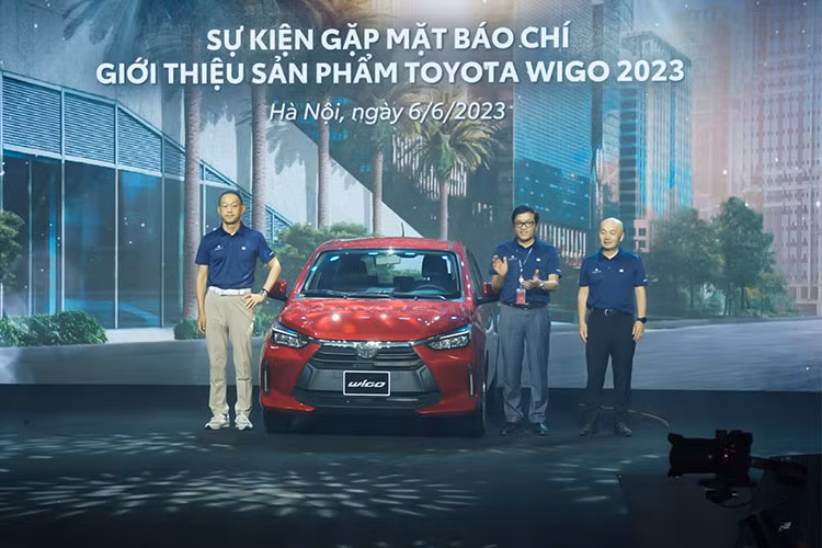 Toyota Motor Việt Nam (TMV) đã có màn ra mắt chính thức Toyota Wigo 2023 mới sau một vài lần tạm hoãn vì một số lý do khách quan. Mẫu xe cỡ A này vẫn tiếp tục nhập khẩu nguyên chiếc từ Indonesia với 2 phiên bản, gồm E và G.