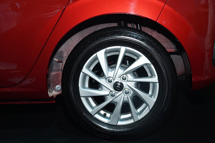 La-zăng cũng được làm lại hoàn toàn, mang đến cảm nhận về sự hiện đại và sang trọng. Gương chiếu hậu ngoài, tay nắm cửa đồng màu thân xe. Điểm nhấn đáng chú ý ở đây thuộc về tính năng mở chạm cảm ứng được tích hợp trên phần tay nắm cửa, mang đến sự cao cấp hơn cho mẫu xe hạng A. Đèn hậu Toyota Wigo mới được làm lại theo hướng gọn gàng, hiện đại hơn. 