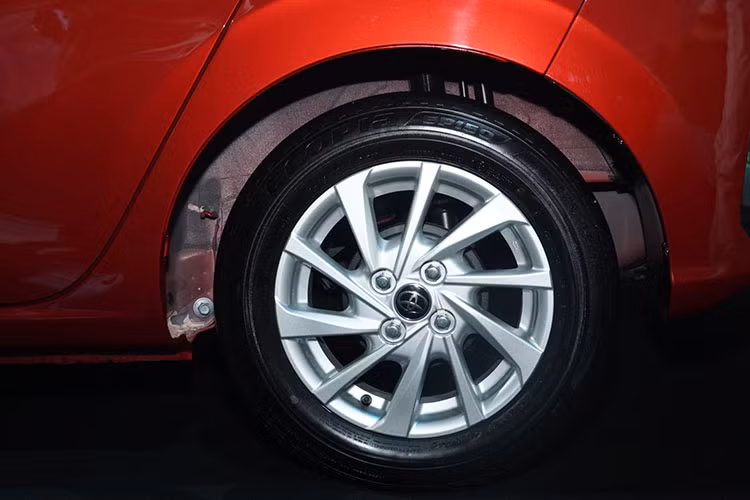 La-zăng cũng được làm lại hoàn toàn, mang đến cảm nhận về sự hiện đại và sang trọng. Gương chiếu hậu ngoài, tay nắm cửa đồng màu thân xe. Điểm nhấn đáng chú ý ở đây thuộc về tính năng mở chạm cảm ứng được tích hợp trên phần tay nắm cửa, mang đến sự cao cấp hơn cho mẫu xe hạng A. Đèn hậu Toyota Wigo mới được làm lại theo hướng gọn gàng, hiện đại hơn. 