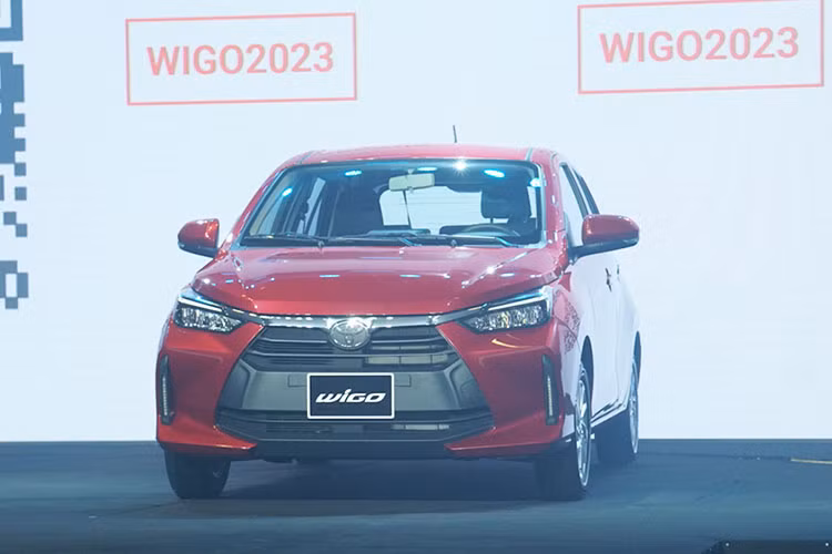 Trục cơ sở của Toyota Wigo 2023 tại Việt Nam cũng dài hơn 70 mm khi đạt 2.525 mm. Các thông số này trở thành tiền đề tạo nên những khác biệt trong thiết kế cũng như mang đến một không gian nội thất rộng rãi, thoải mái cho Wigo hoàn toàn mới. 